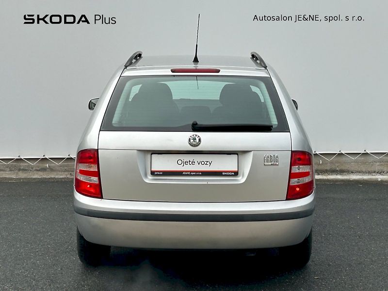 Škoda Fabia (2008) Ambiente 1.2 HTP 47 kW Combi - fotka 9 z 22