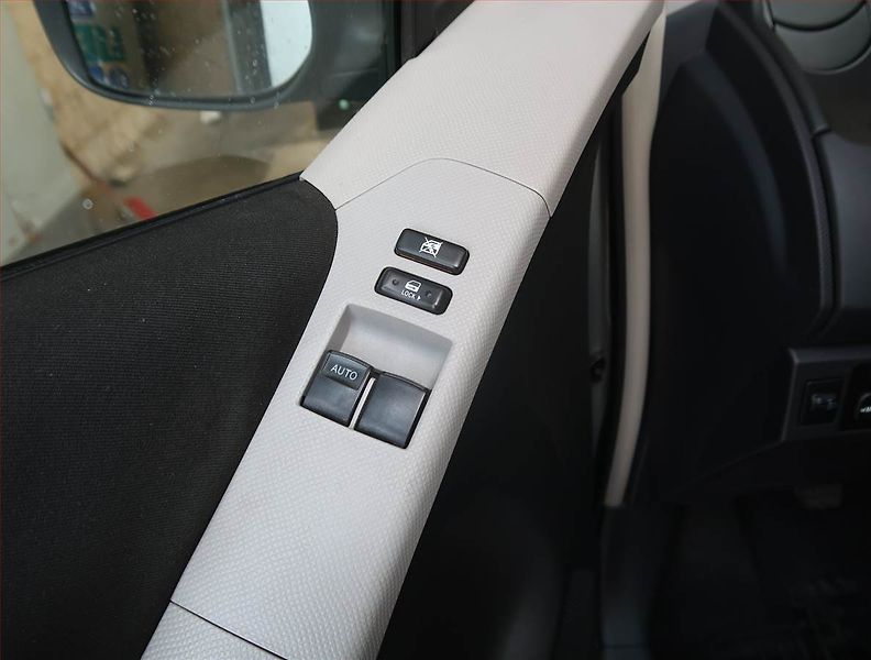Toyota Yaris (2008) 1.0 VVT-i - fotka 14 z 14
