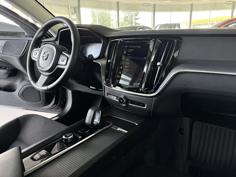Volvo V60 B4 AUT*145kW*KeyLess*Tažné - fotka 13 z 31