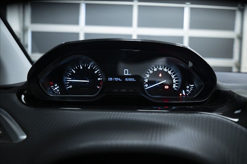 Peugeot 2008 1,2 i 1. AUT. AC VÝHŘEV 1. MAJ - fotka 33 z 36