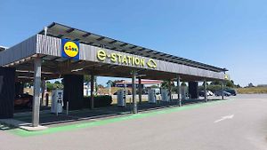 Dobíjecí stanice u prodejny Lidl připomíná, že Schwarz Gruppe od elektromobility jako celku neustupuje. Stopka platí pouze pro nové služební vozy v Německu.