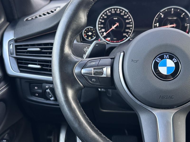 BMW X5 xDrive30d M-Sport - fotka 12 z 24
