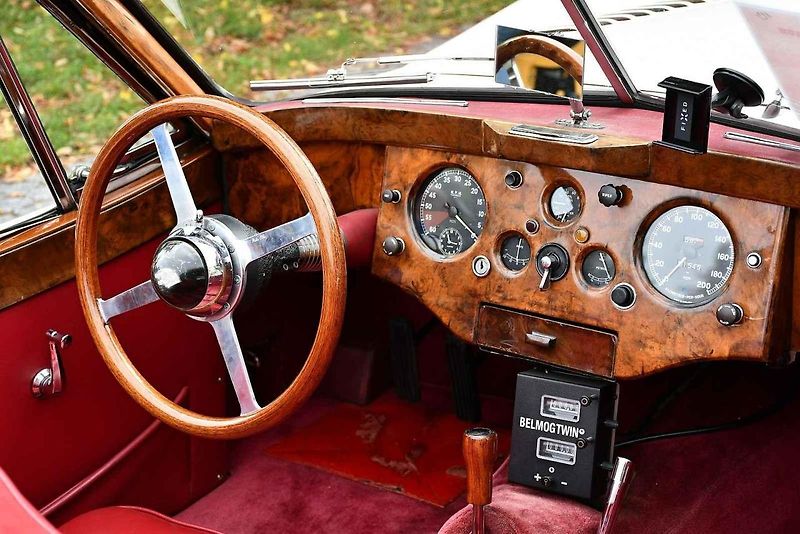 Na tradiční Lidický okruh dorazily desítky historických automobilů a motocyklů, které obdivovali návštěvníci z Kladna i širokého okolí.