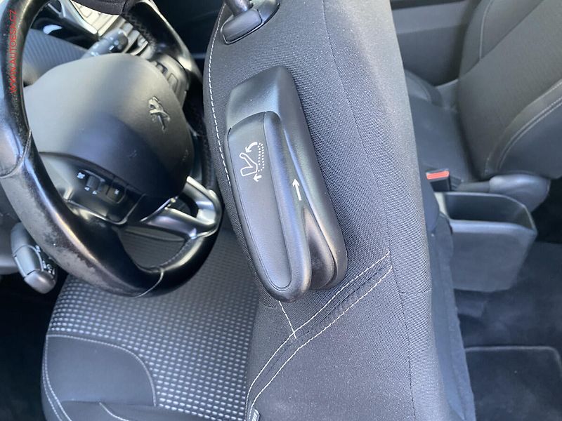 Peugeot 208 (2018) 1.2PT, Allure, navi - fotka 13 z 17