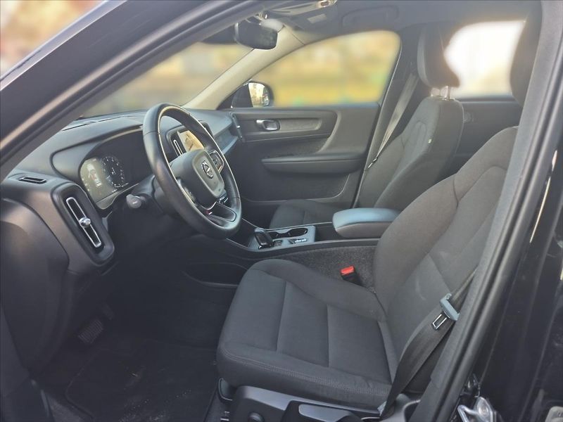Volvo XC40 1,5 T3 FWD Momentum - fotka 7 z 17