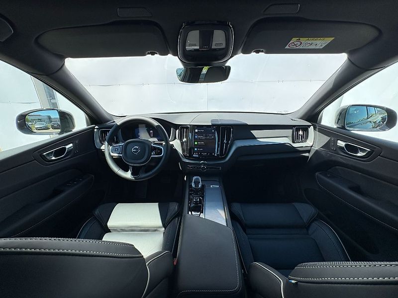 Volvo XC60 Plus Dark B5 AWD 184kW - fotka 10 z 26