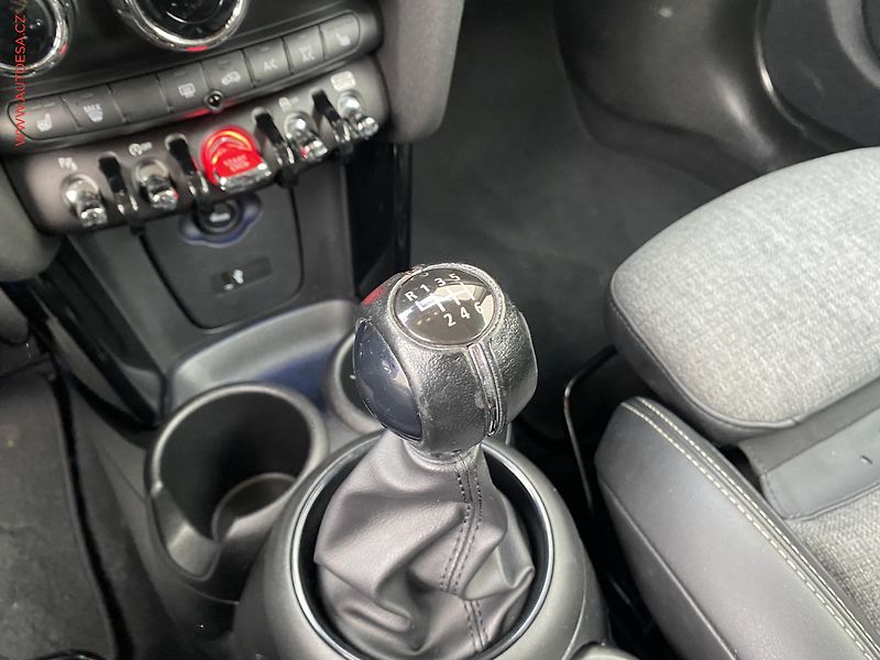 Mini Cooper S (2019) 2.0i, LED, navi, kůže - fotka 16 z 18