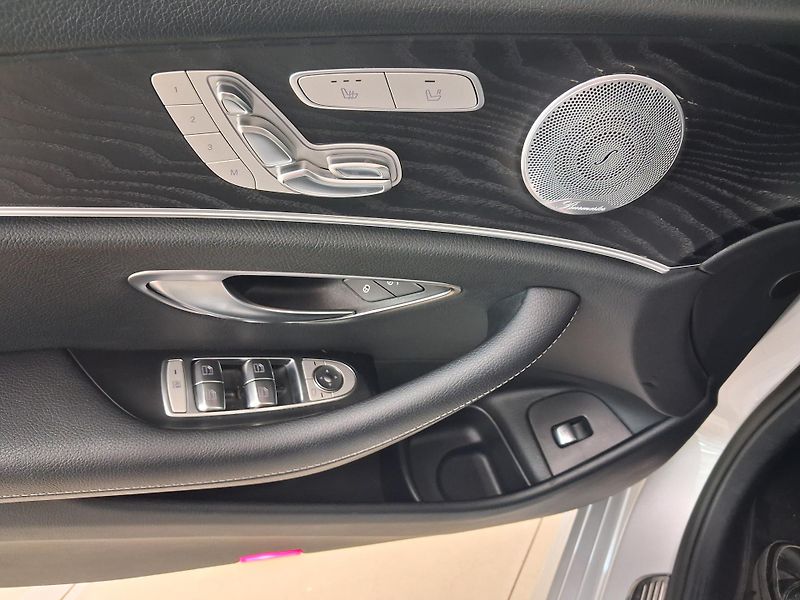 Mercedes-Benz Třídy E E 220d 4MATIC Sport Style, ČR - fotka 11 z 32