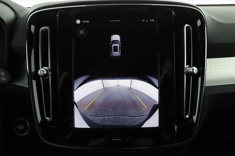 Volvo XC40 (2023) B3 - fotka 18 z 26