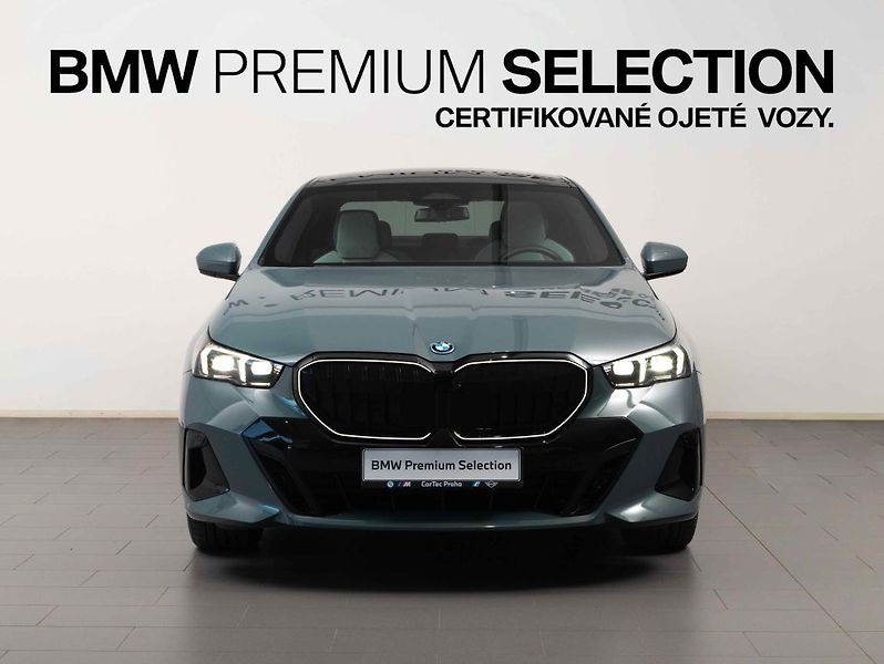 BMW Řada 5 550e xDrive - fotka 2 z 23