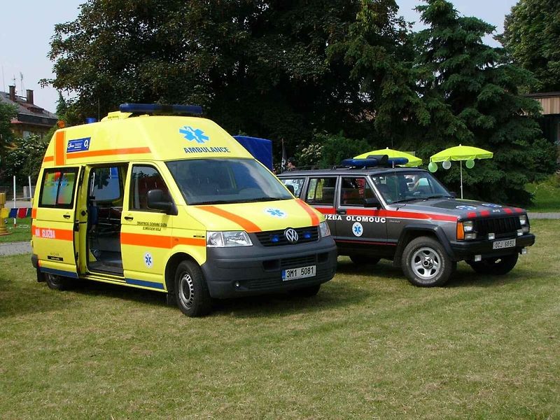 Sanitní Volkswagen Transporter T5 české záchranné služby. Stejná generace posloužila jako základ vozu, jehož nájezd podle analýzy Autohledu překonal dva miliony kilometrů. Ilustrační snímek.