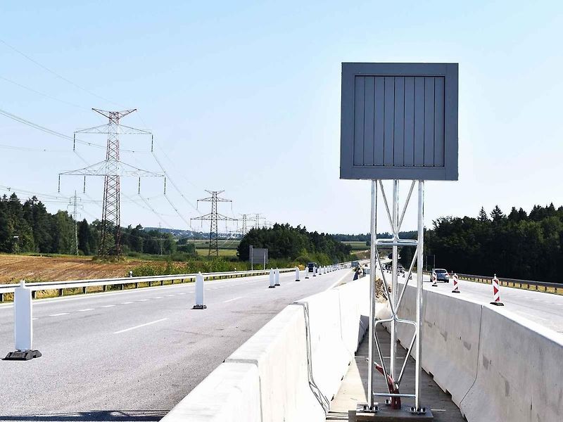 Nad hlavami řidičů se poprvé na D3 objevila v červeném kruhu číslice 150. Nyní se zde u Chotýčan instaluje nové dopravní značení pro zkušební provoz s nejvyšší dovolenou rychlostí 150 km/h. Začátek zkušebního provozu se plánuje na přelomu září a října.