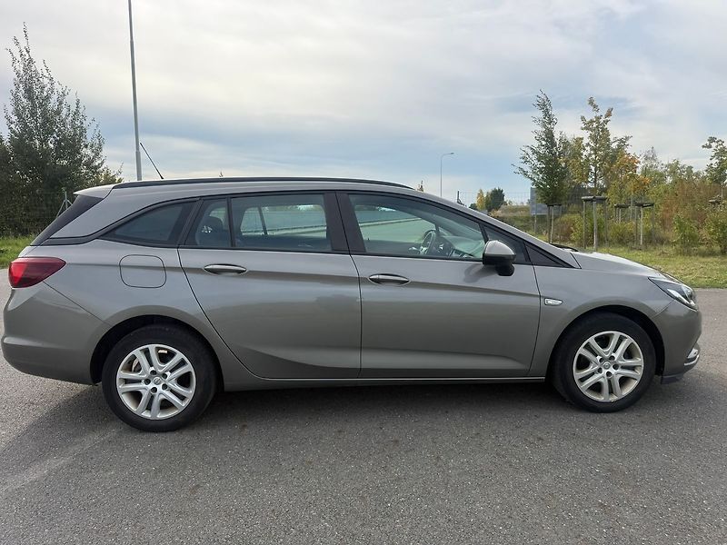 Opel Astra SPORTS TOURER 1,6 TDI 54000KM - fotka 6 z 17