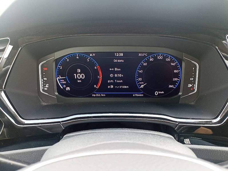 Volkswagen Touran (2022) 1.5TSI Highline Webasto Matrix - fotka 32 z 35