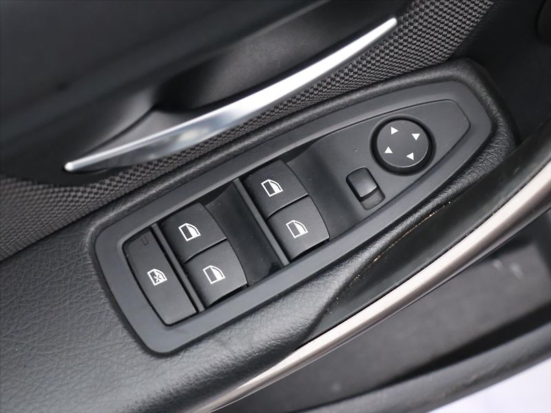 BMW Řada 3 2,0 318d xDrive Xenon Navi Kůž - fotka 16 z 36