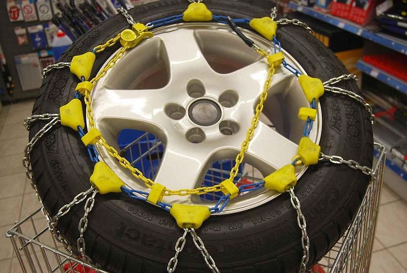 Autobaterie v motorovém prostoru