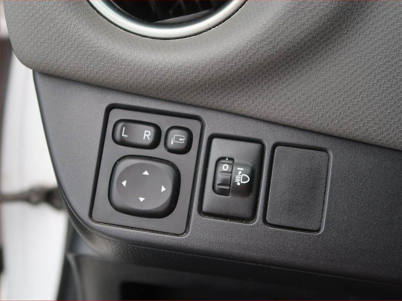 Toyota Yaris (2015) 1.5 Hybrid, Automat - fotka 14 z 14