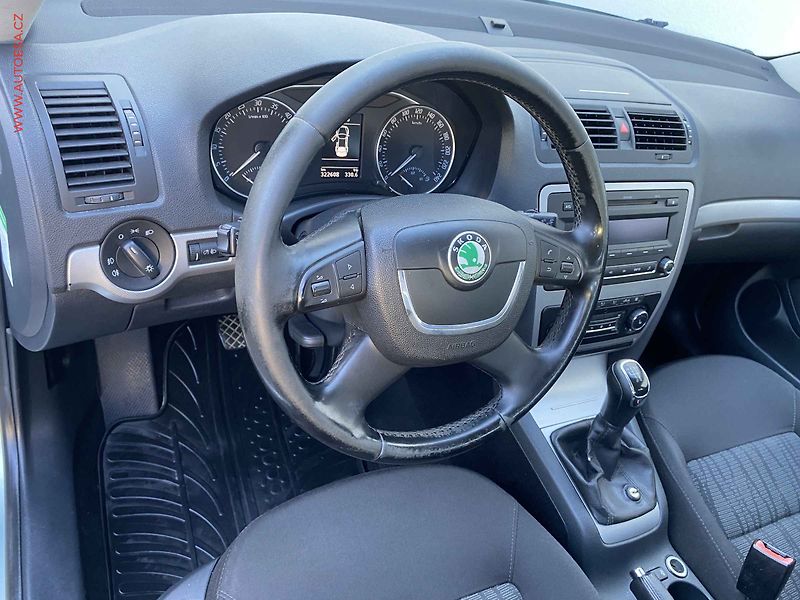 Škoda Octavia (2011) 1.6 TDi, ČR, Park.čidla - fotka 12 z 16