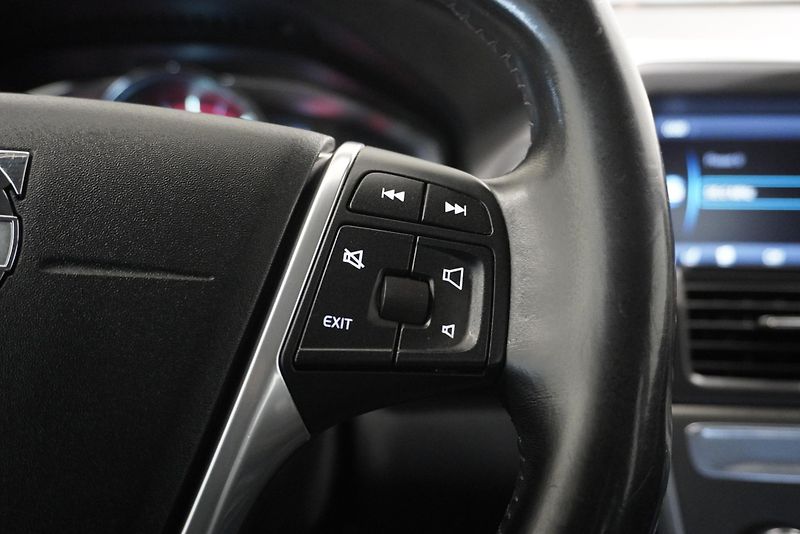 Volvo XC60 2,4 D5 AWD AUTOMAT - fotka 24 z 38