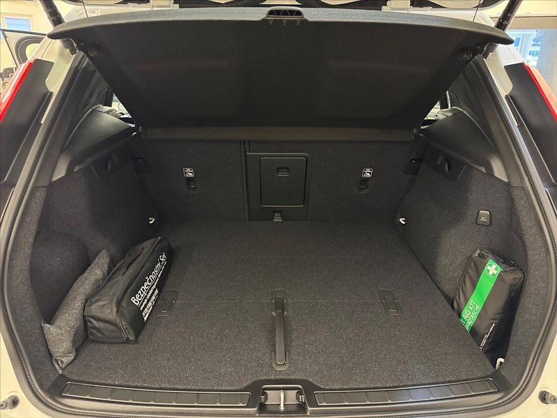 Volvo XC40 (2026) 2,0 B3 Plus Dark  8247 - fotka 12 z 15