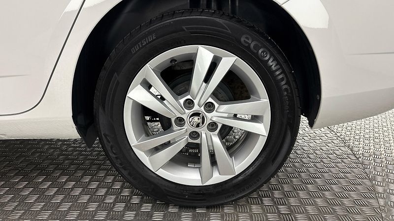 Škoda Fabia 1.0 TSI Ambition Combi - fotka 19 z 23