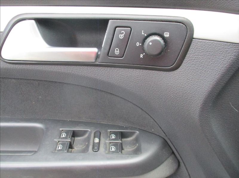 Volkswagen Touran 1,9 TDI, aut.klima,Navi,tažné, - fotka 18 z 21