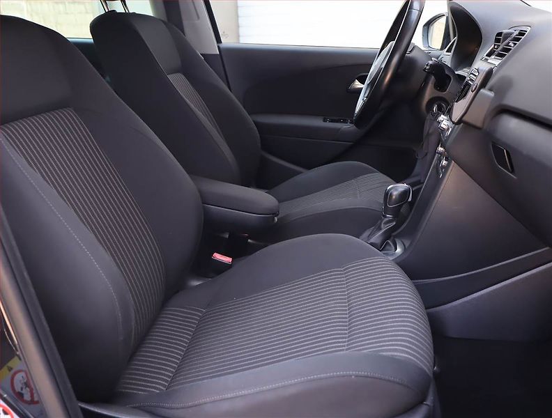 Volkswagen Polo (2012) 1.6 TDI, Automat, Navi, Xenony - fotka 9 z 19