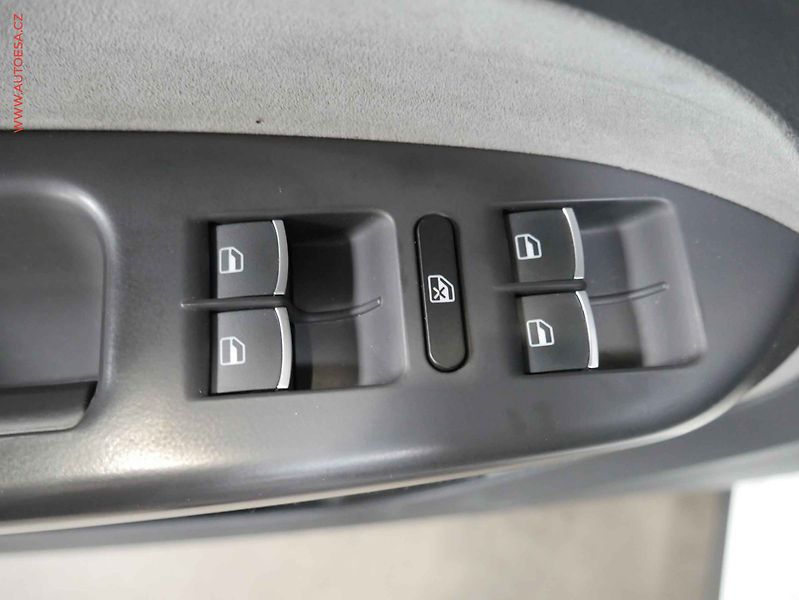 Volkswagen Touran (2014) 1.6 TDi, ČR, STK7/28 - fotka 18 z 20