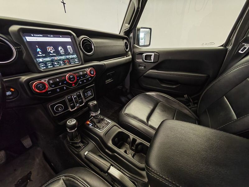 Jeep Wrangler SAHARA 2.0T 4x4 TRAIL RATED - fotka 38 z 40
