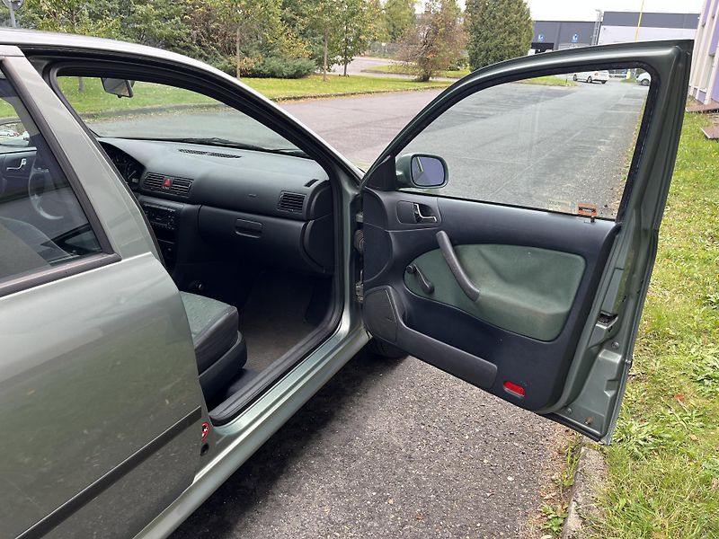 Škoda Octavia 1,6 MPi Ambiente/ servisní k. - fotka 20 z 28
