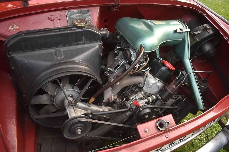 Škoda 1000 MBG s historickým pozadím.