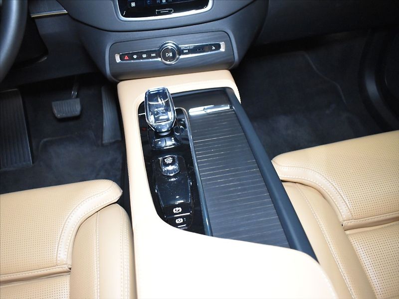 Volvo XC90 2,0 B5 AWD Plus Pano,Ventilace - fotka 16 z 26