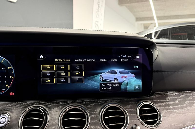 Mercedes-Benz Třídy E (2021) E 63s AMG 4Matic+ V8 Biturbo - fotka 99 z 124