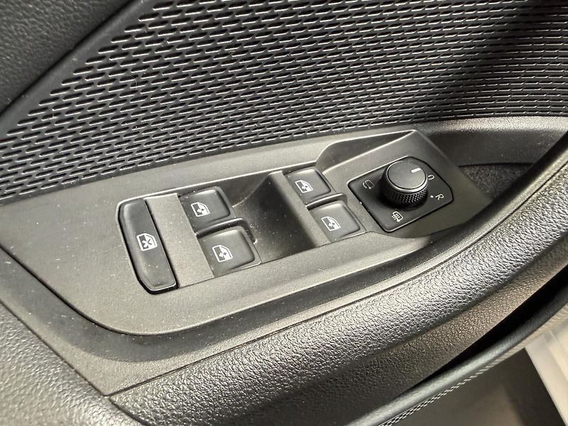 Škoda Octavia 2.0 TSI 140kW DSG Style Combi - fotka 9 z 23