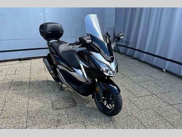 Honda Forza 300.