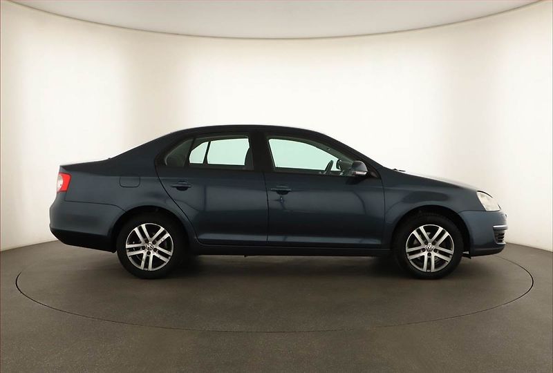 Volkswagen Jetta (2007) 1.6 - fotka 6 z 12