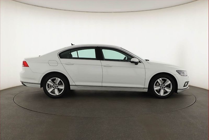 Volkswagen Passat (2020) 1.5 TSI - fotka 6 z 21