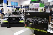 Instalace modelu stavebnice Peugeot Le Mans za účasti designera společnosti Lego