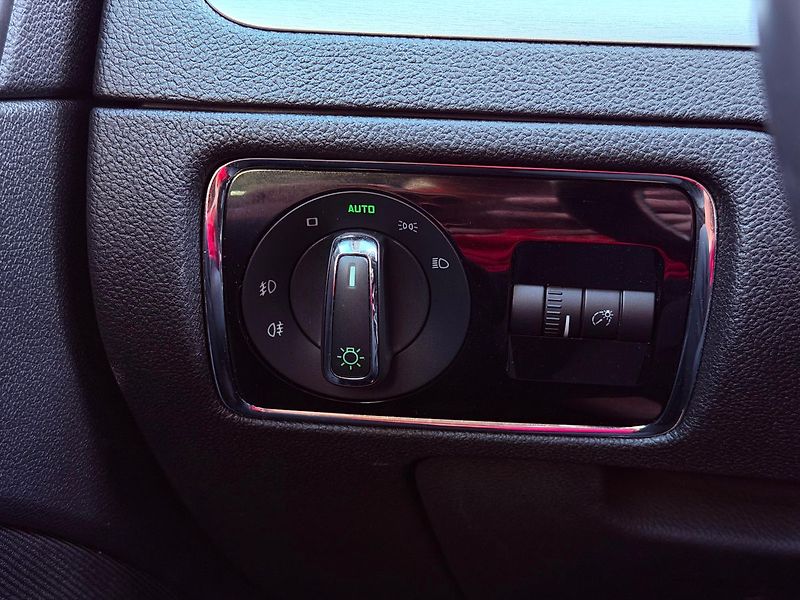 Škoda Superb 2.0 TDi Best of, Navi, 132 tkm - fotka 26 z 29