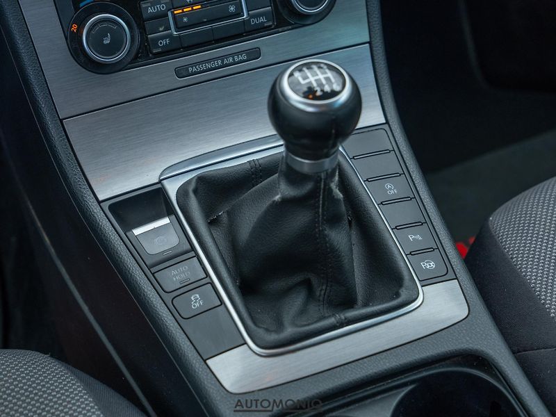 Volkswagen Passat Variant (2012) 1.6 TDI Servis, Výhrev s. - fotka 8 z 20
