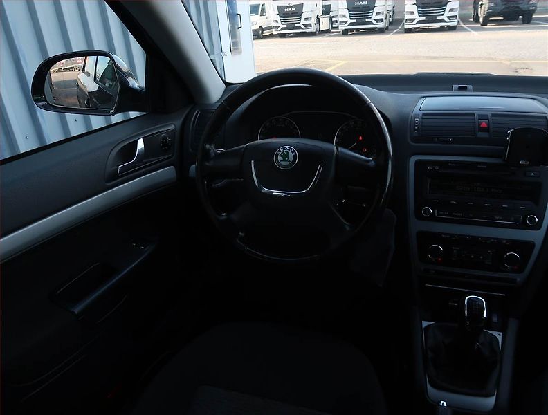 Škoda Octavia (2012) 1.6 TDI, Tempomat - fotka 7 z 17