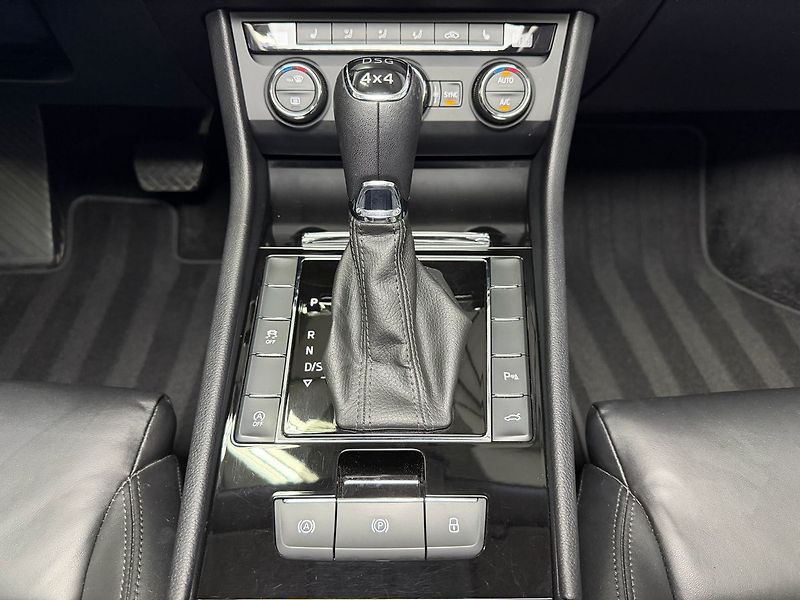 Škoda Superb 2.0TDI DSG 4X4 STYLE, ACC, PAN - fotka 21 z 27