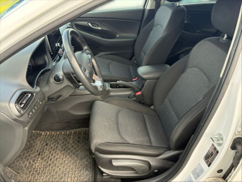 Hyundai i30 1,5 T Family Smart AT - fotka 6 z 9
