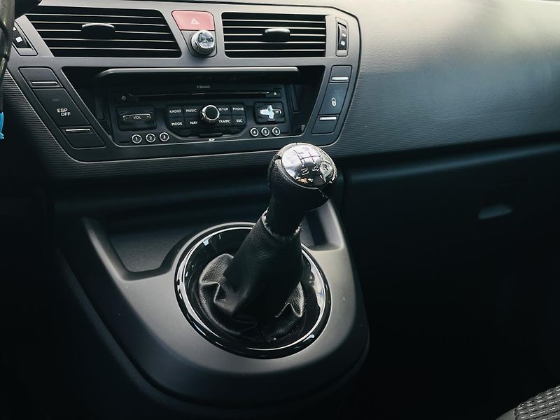 Citroën C4 Picasso 1.6i 88KW MANUÁL LED SENZORY - fotka 36 z 42