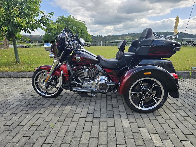 Harley-Davidson FLHTCUTG Tri Glide Ultra Classic (2022) - fotka 2 z 10