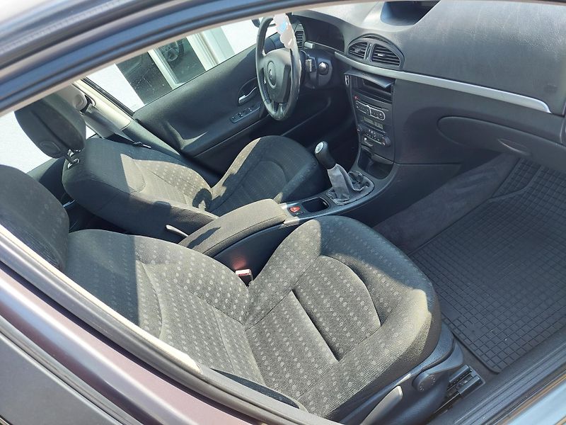 Renault Laguna (2007) II. 2.0i-16v - fotka 18 z 22