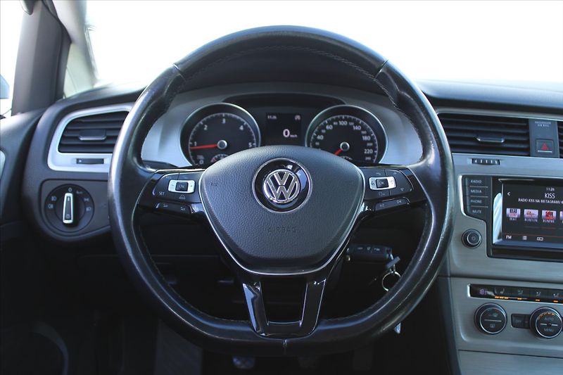 Volkswagen Golf 1.6 TDI 81kW BLUE MOTION ČR - fotka 13 z 23