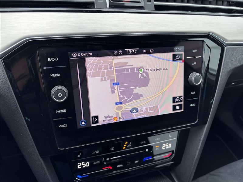Volkswagen Passat 2,0 TDI R-Line 140kW - fotka 42 z 47