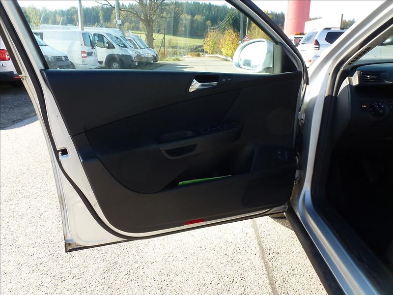 Volkswagen Passat 2,0 TDi  Comfort - fotka 16 z 49