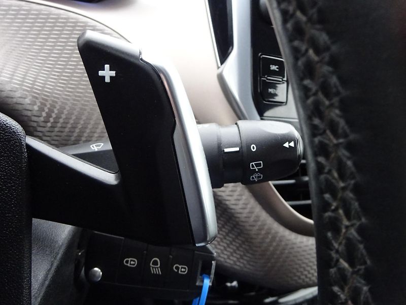 Peugeot 2008 1.2 VTi Allure AUTOMAT SERVIS - fotka 19 z 34